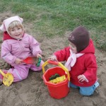 kinder-spielen-im-sand kinder-spielen-im-sand