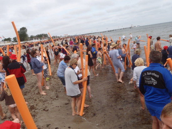 Weltrekord Dahme 2011 Über 2500 Menschen bei gemeinsamer Aquafitness in Dahme