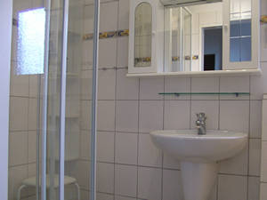 Badezimmer mit Spiegelschrank