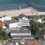 Hotel direkt hinter dem Deich am Südstrand von Dahme